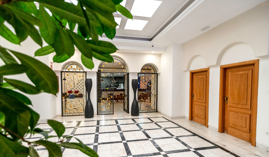 Entrée décorative de bâtiment avec portes en bois à Tenerife.