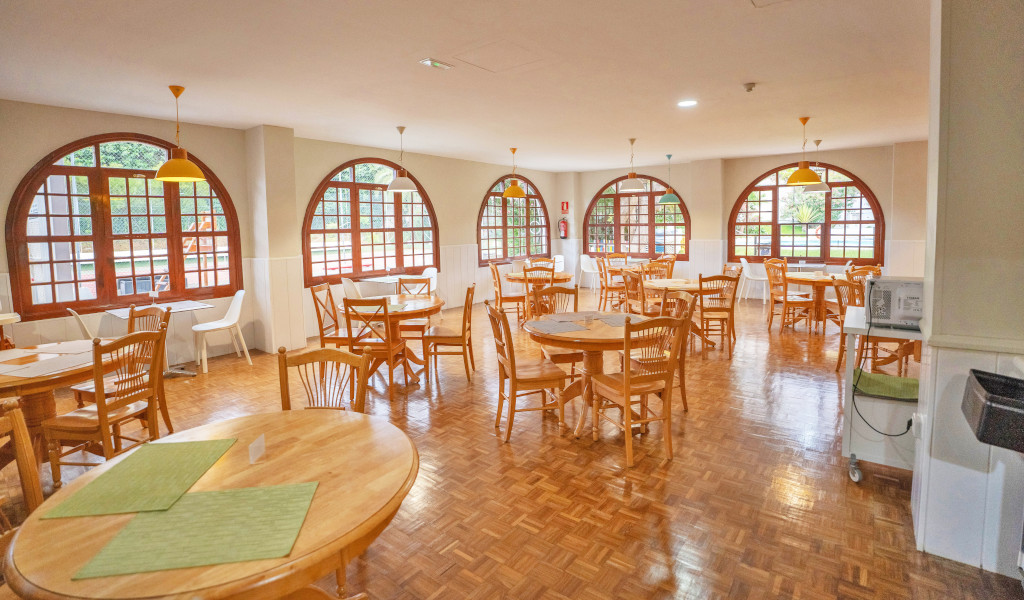 Salle à manger lumineuse avec tables en bois à Tenerife.