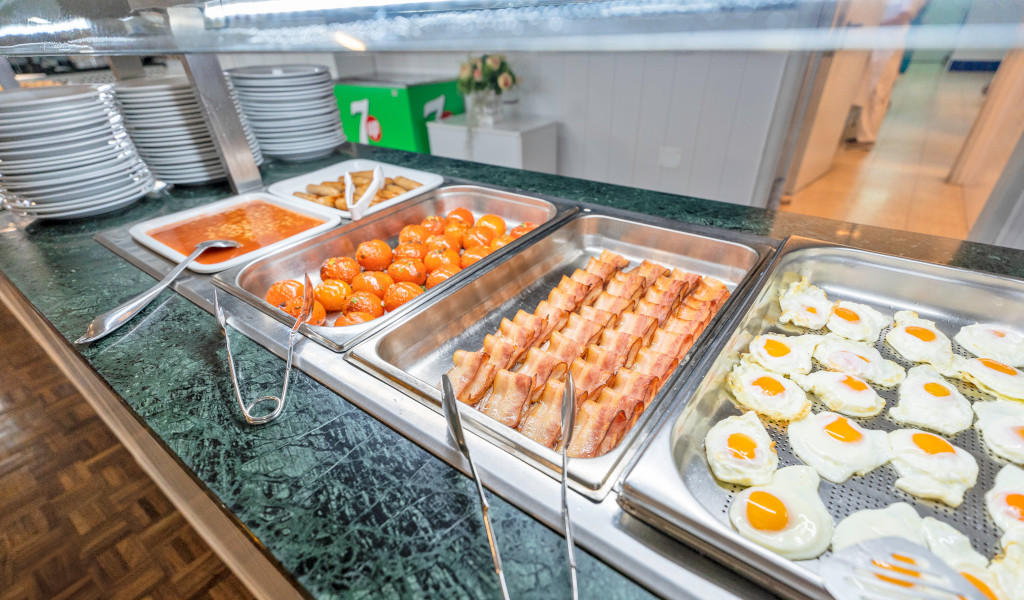 Buffet de petit déjeuner avec œufs au plat, bacon et tomates à Tenerife.