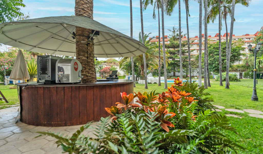 Kiosque de jardin entouré de palmiers et plantes à Tenerife.