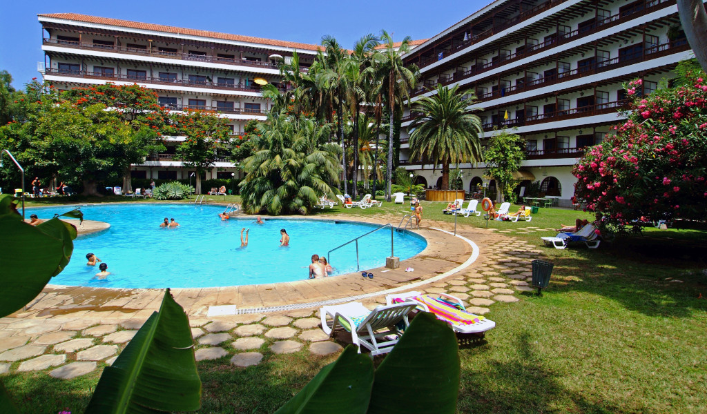 Piscine extérieure d'un hôtel entourée de palmiers à Puerto de la Cruz, Tenerife.