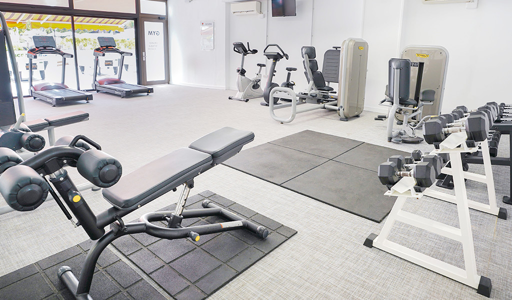 Salle de sport à Tenerife avec équipements de cardio et musculation.