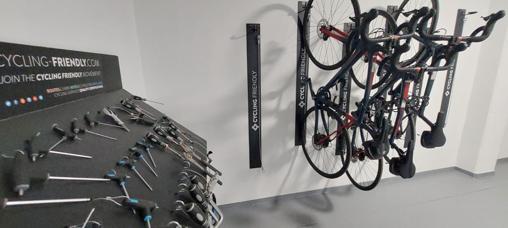 Atelier de réparation de vélos avec outils et vélos suspendus à Tenerife.