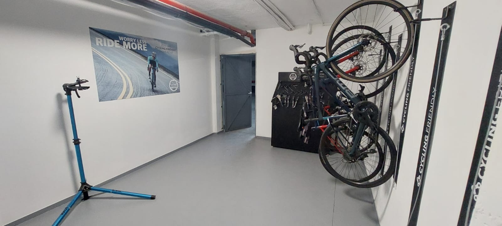 Atelier de vélos avec support, outils et affiche Worry Less Ride More à Tenerife.