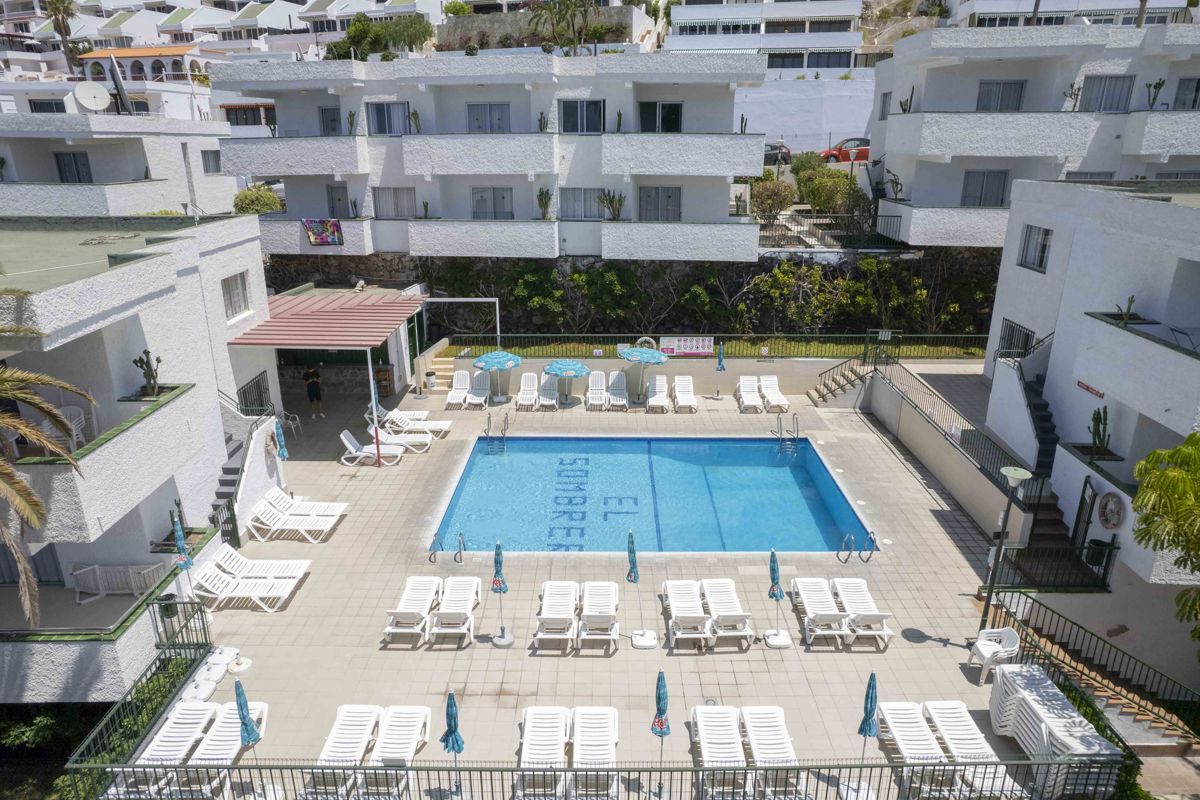 Piscine entourée de chaises longues dans une résidence à El Sombrerito, Tenerife.
