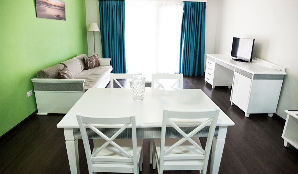 Salle à manger avec table blanche et vue sur la terrasse à Tenerife.