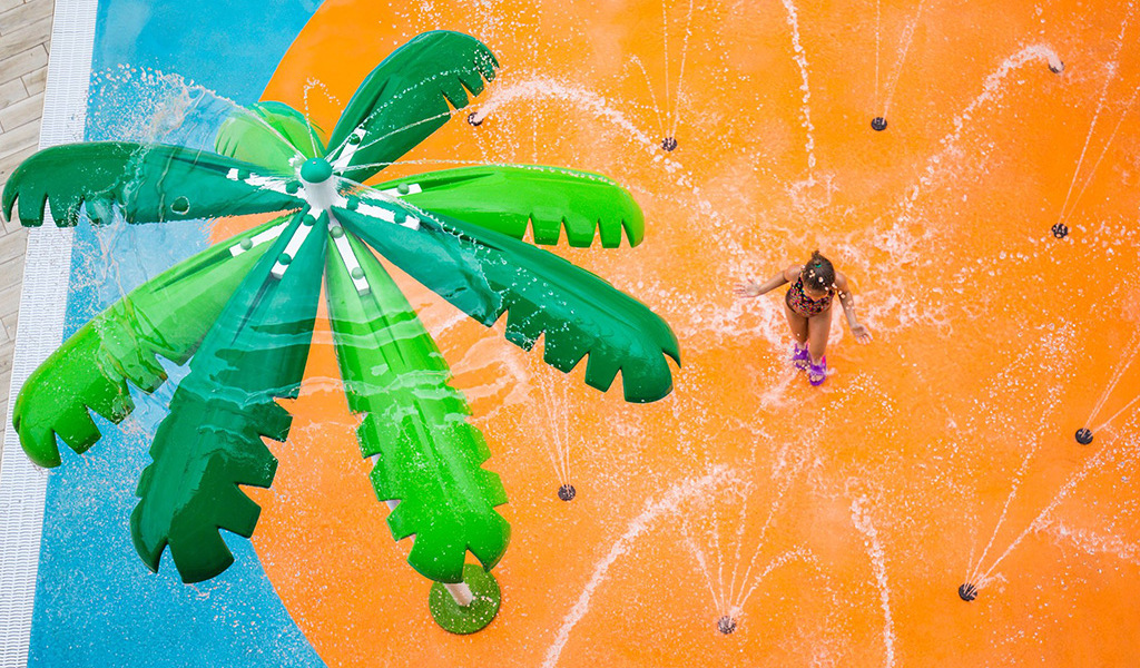 Enfant jouant sous jets d'eau à Siam Park, Tenerife.