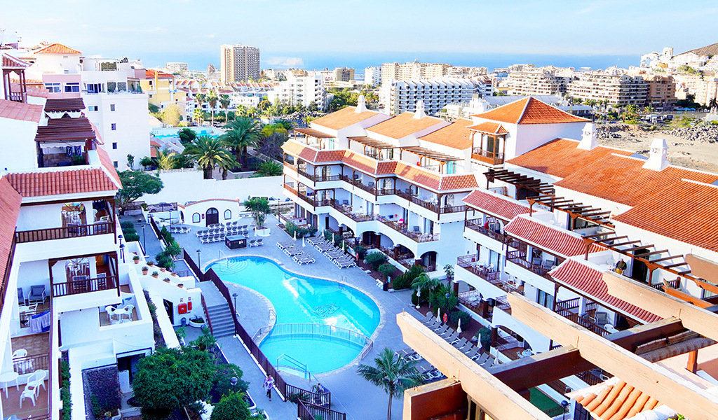 Vue aérienne des bâtiments et piscine à Los Cristianos, Tenerife.
