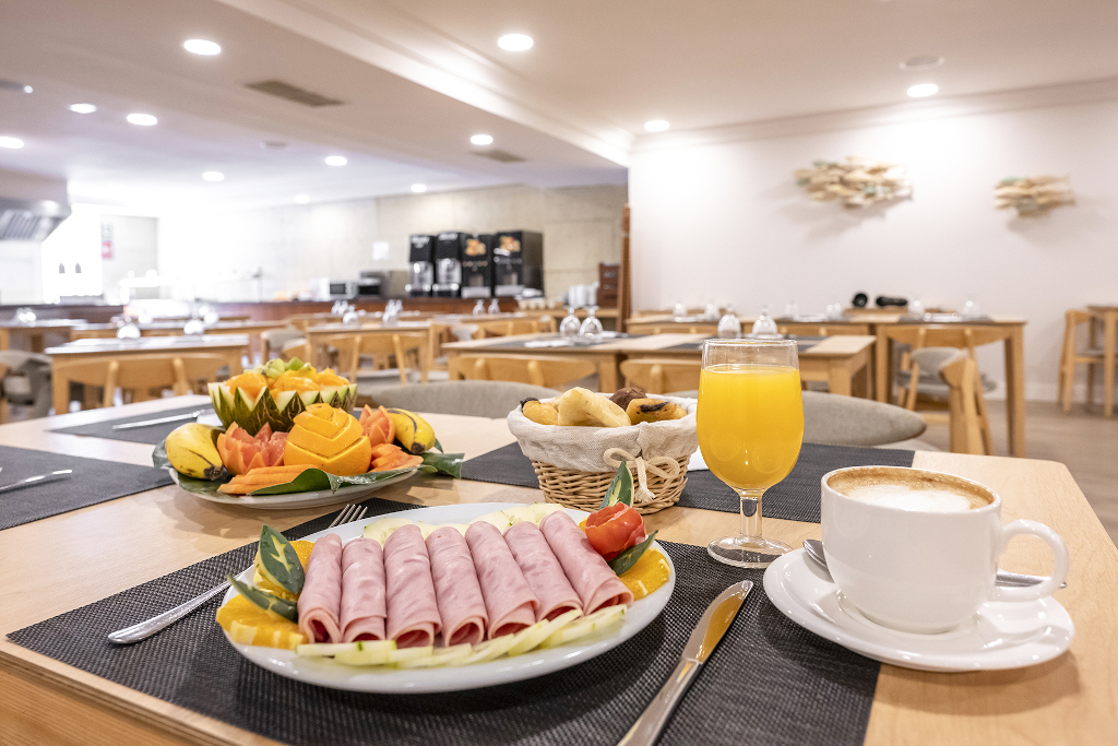Petit-déjeuner avec jambon, fruits, jus d'orange et café dans un restaurant à Tenerife.