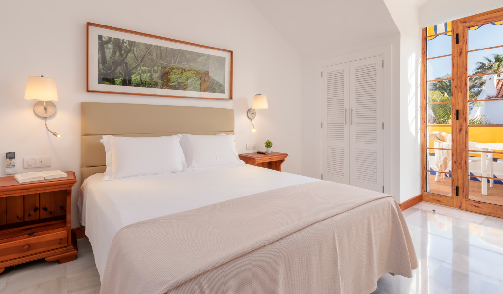 Chambre lumineuse avec lit double et terrasse à Tenerife.