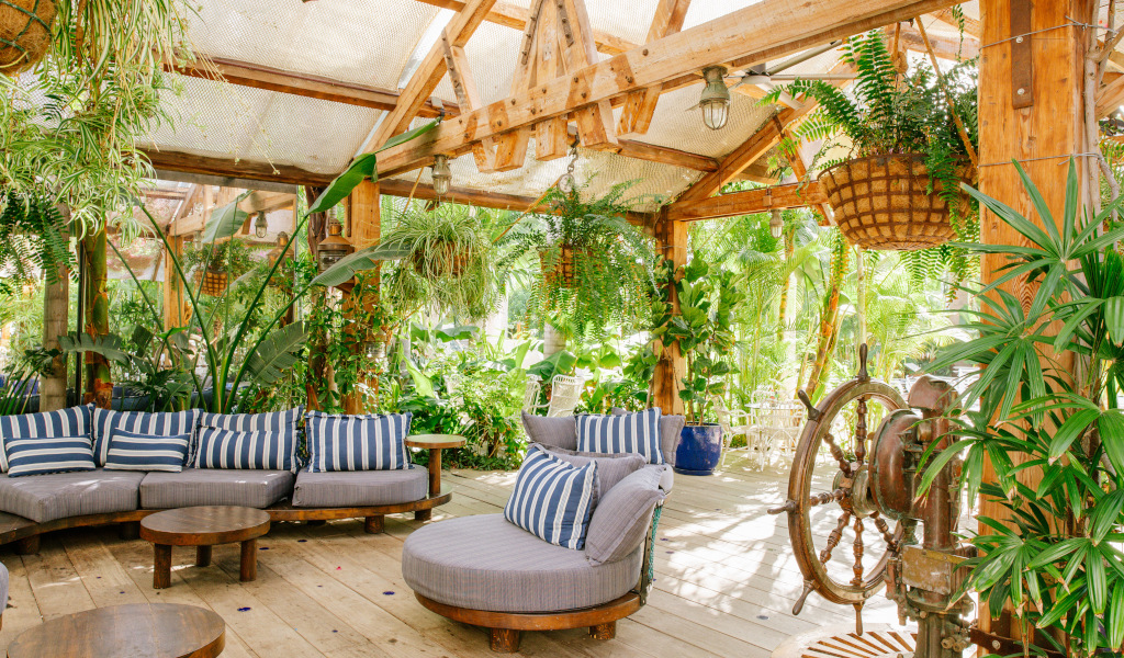 Espace détente avec canapés et plantes, ambiance naturelle à Tenerife.