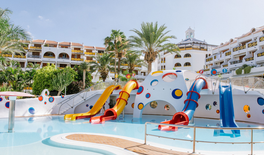 Toboggans colorés dans une piscine d'un hôtel à Tenerife.