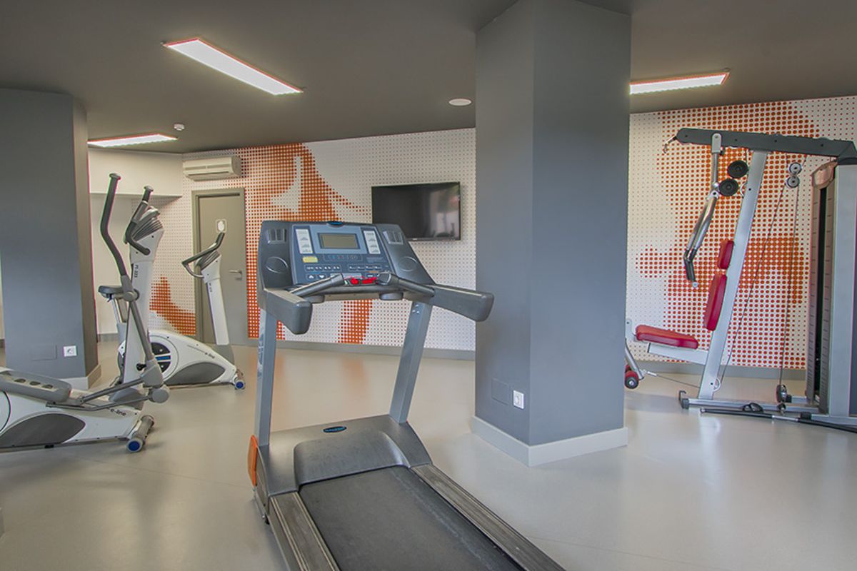 Salle de sport à Tenerife avec tapis de course et machines d'exercice.