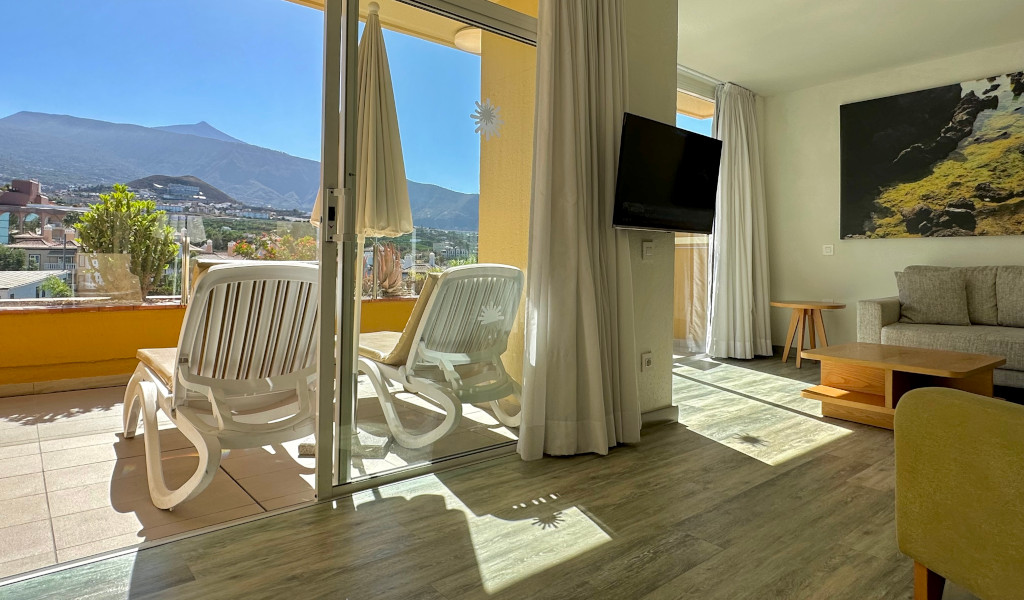 Vue sur terrasse ensoleillée avec chaises longues à Tenerife.