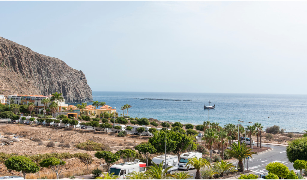 Vue de mer et falaises à Los Cristianos, Tenerife, bateau en arrière-plan.