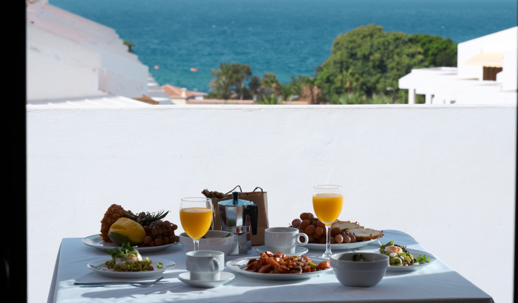 Petit-déjeuner sur la terrasse avec vue sur la mer à Tenerife.