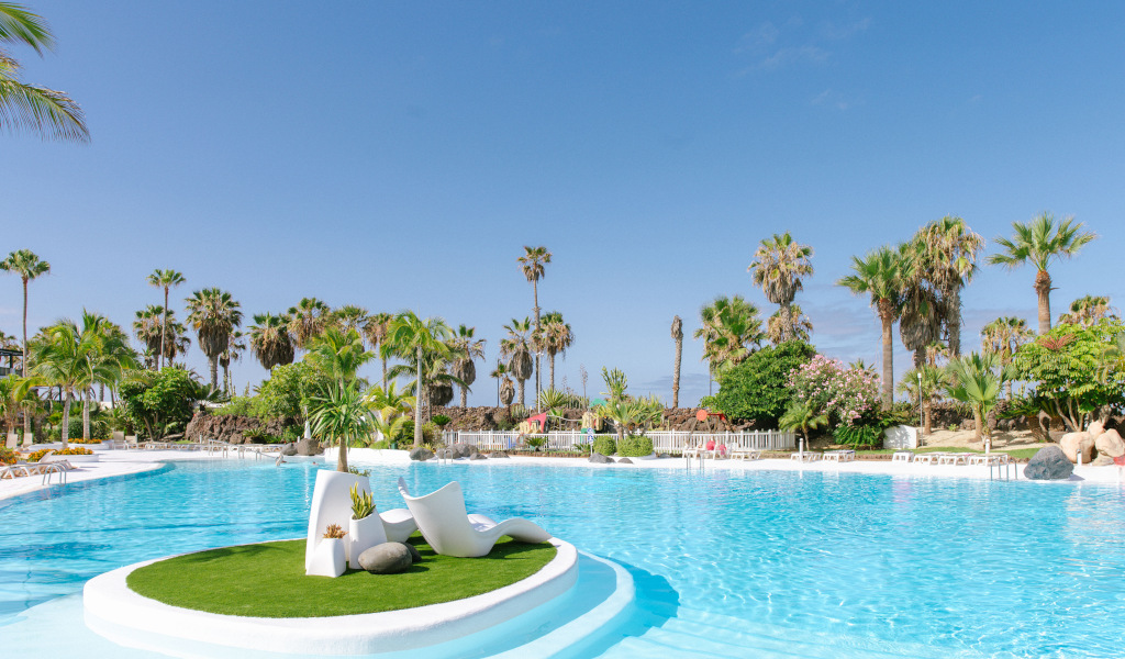 Piscine entourée de palmiers et végétation à Tenerife.
