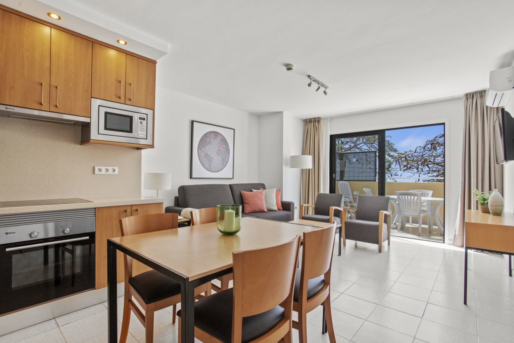 Appartement moderne avec salon, cuisine équipée et balcon à Tenerife.