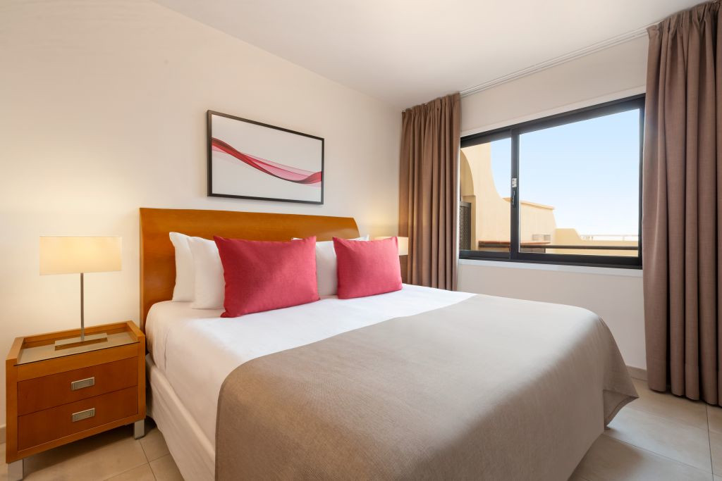 Chambre d'hôtel avec lit double et lampes de chevet, vue sur Tenerife.