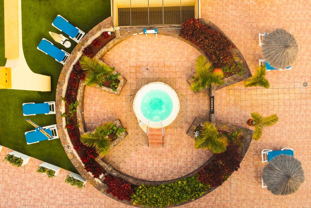 Vue aérienne d'un jacuzzi entouré de chaises longues à Tenerife.