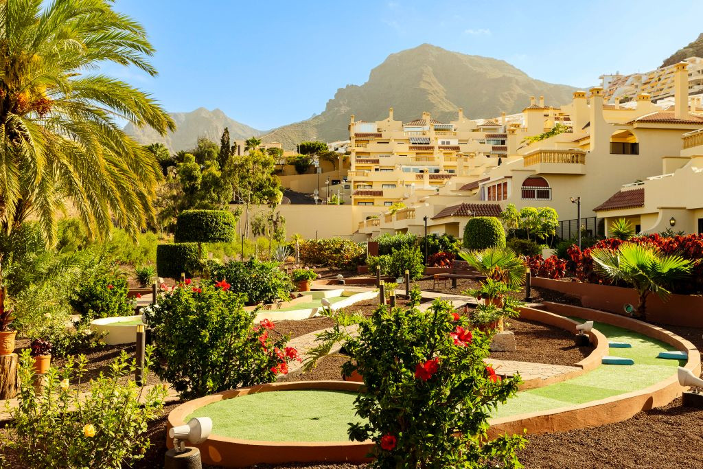 Mini-golf entouré de végétation avec vue sur les montagnes à Tenerife.