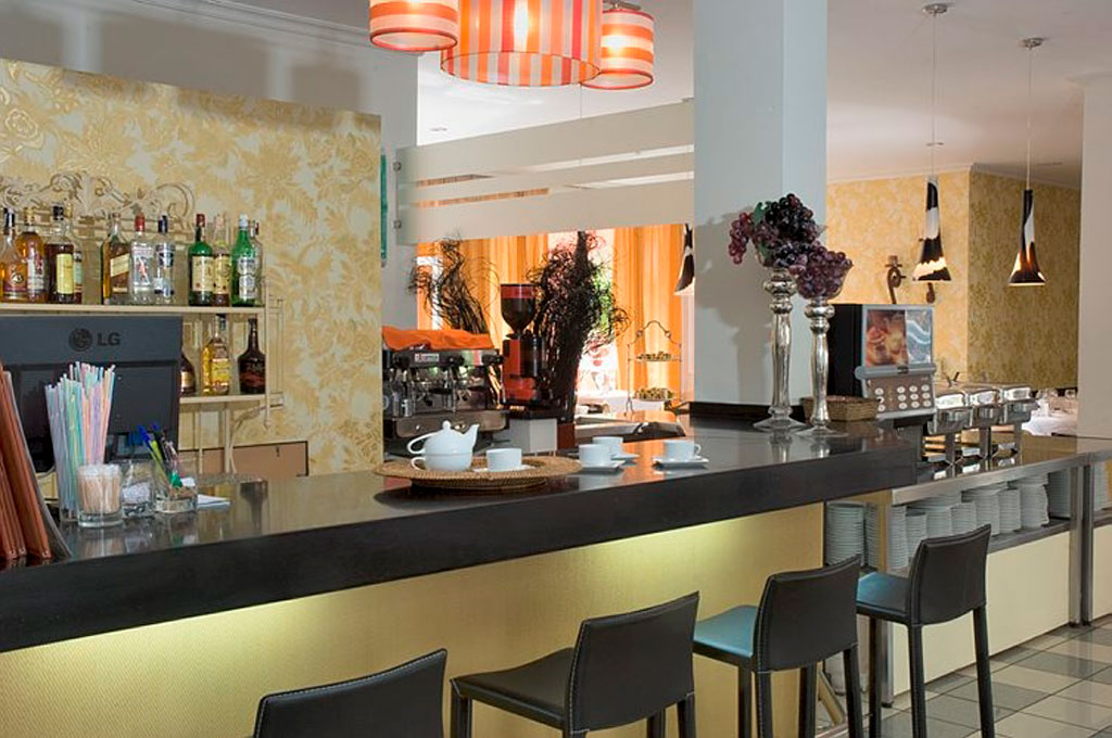 Intérieur d'un bar à Tenerife avec boissons et service de thé.