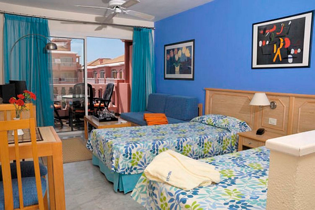 Chambre d'hôtel avec deux lits et balcon, vue sur Tenerife.