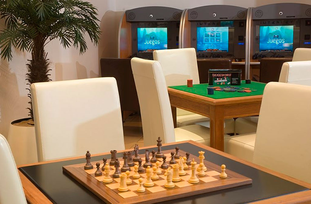 Échiquier et table de poker dans une salle de jeux à Tenerife.