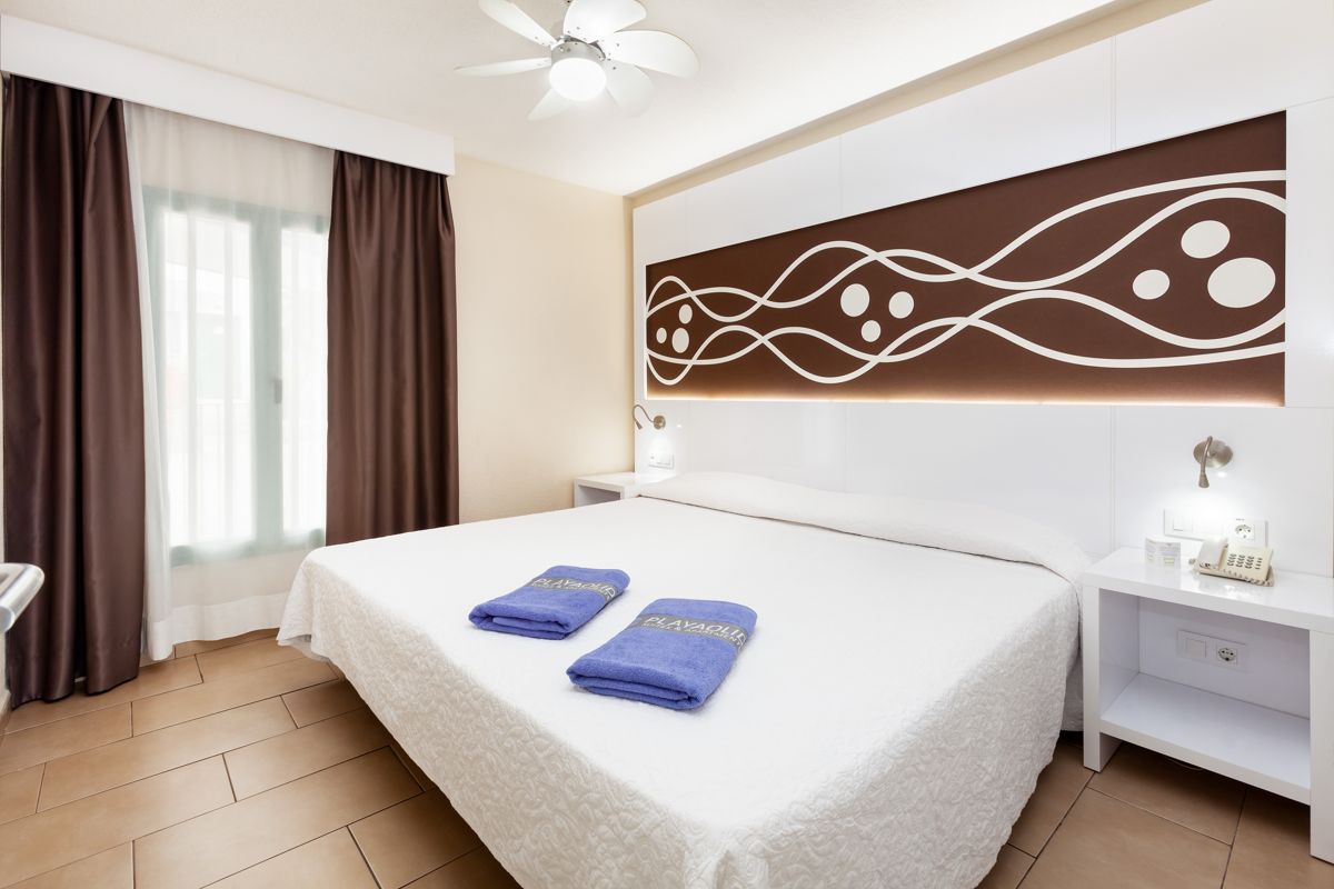 Chambre d'hôtel avec lit double, serviettes bleues Playaolid, Costa Adeje, Tenerife.