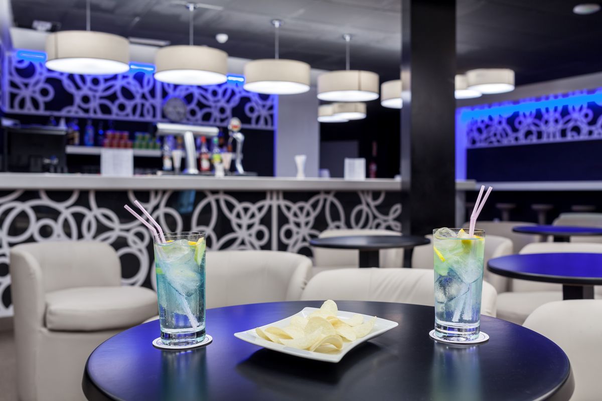 Deux boissons et chips sur une table de bar élégant à Tenerife.