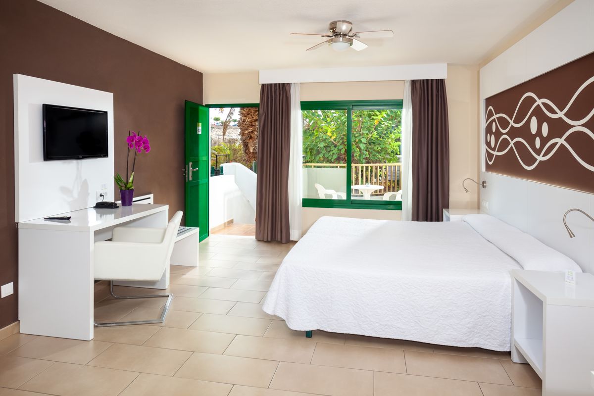 Chambre d'hôtel moderne avec vue sur jardin à Tenerife.