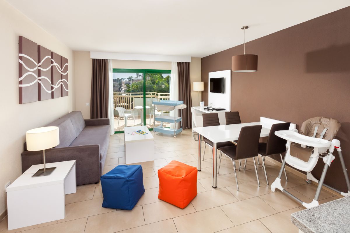 Salon moderne dans un appartement à Tenerife avec terrasse et mobilier simple.