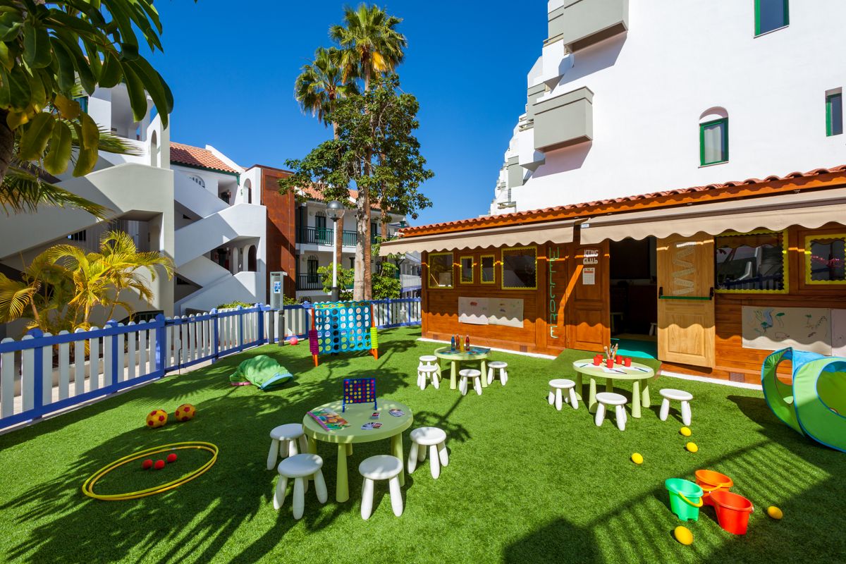 Aire de jeux pour enfants avec jouets et cabane à Costa Adeje.