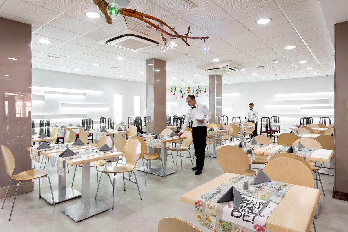 Serveur arrange des tables dans un restaurant à Tenerife.