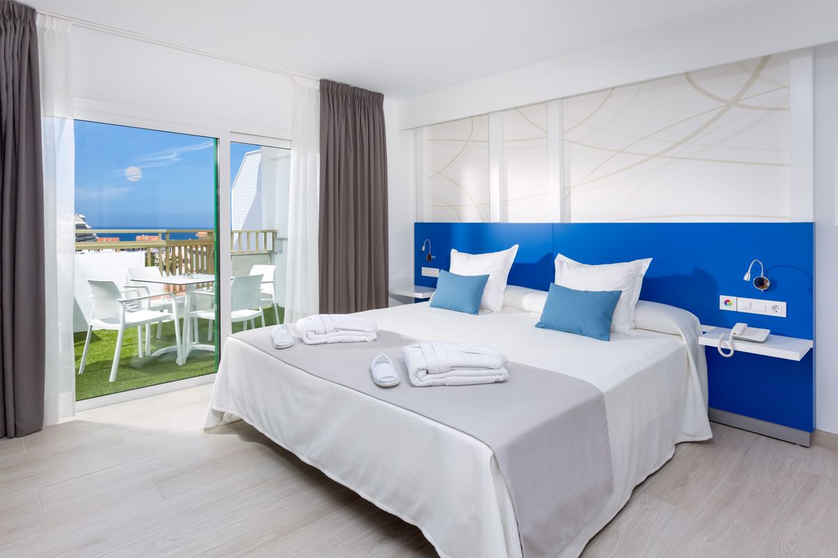 Chambre d'hôtel moderne avec balcon vue sur mer à Tenerife.