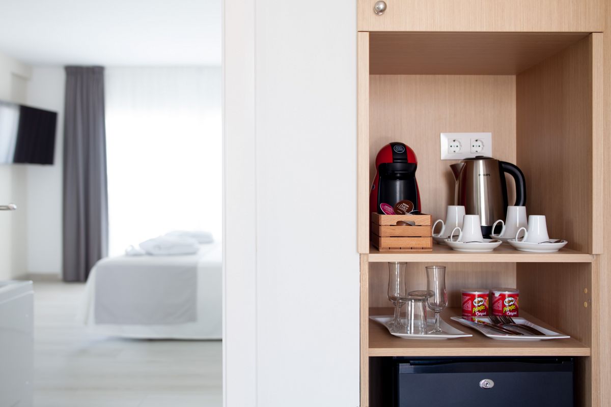 Cafetière et tasses sur étagère dans une chambre d'hôtel à Tenerife.