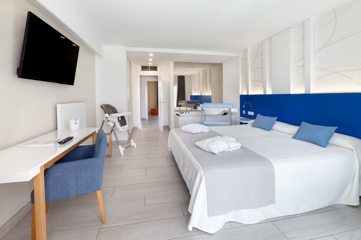 Chambre d'hôtel moderne avec lit double, bureau et télévision à Tenerife.