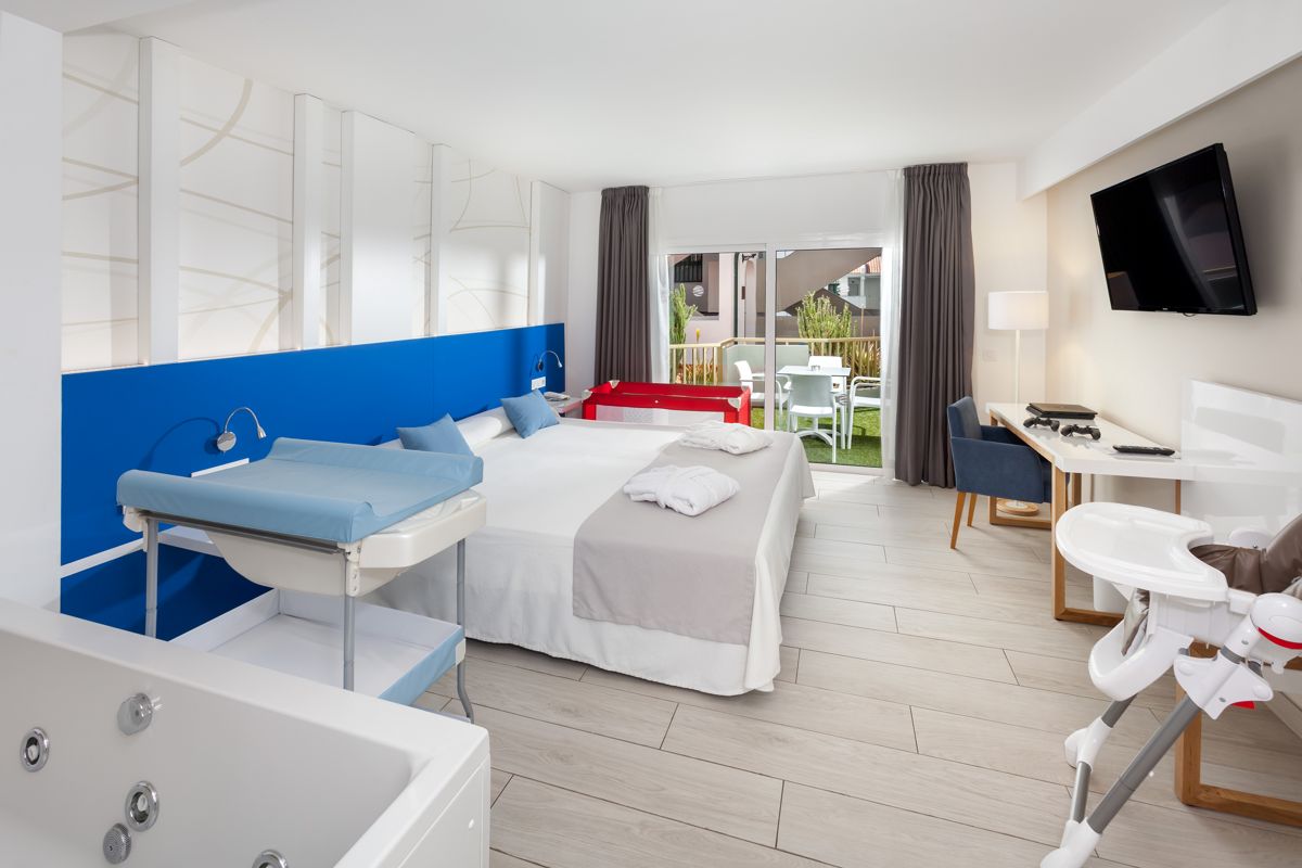 Chambre familiale avec lit double, table à langer et balcon à Puerto de la Cruz.