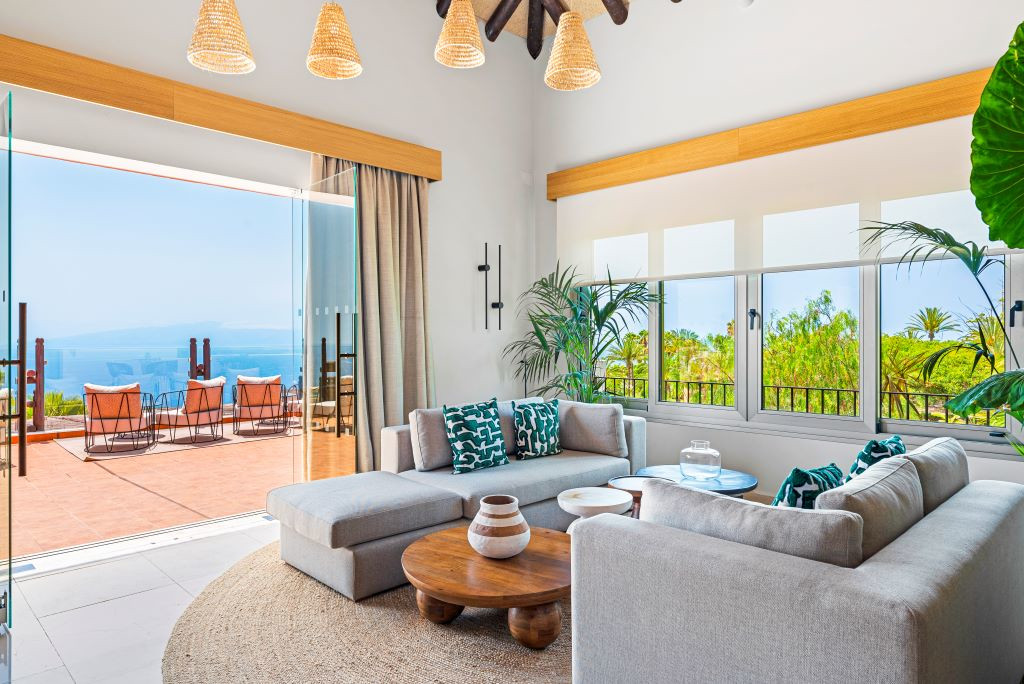 Salon lumineux avec vue sur terrasse et mer, près de Costa Adeje à Tenerife.