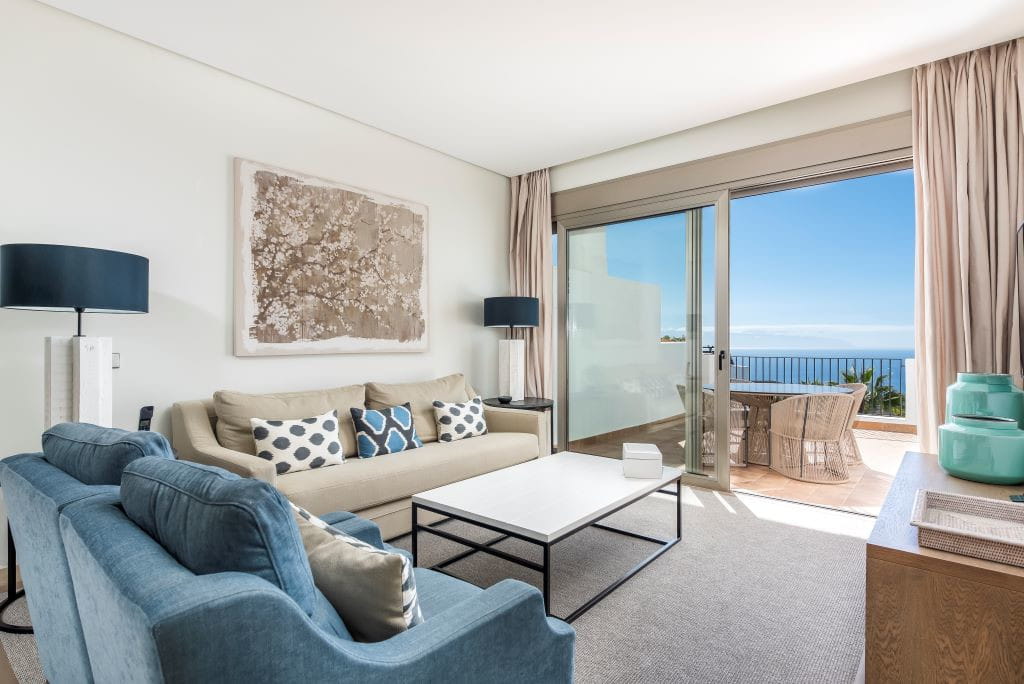 Salon moderne avec vue sur l'océan à Tenerife.