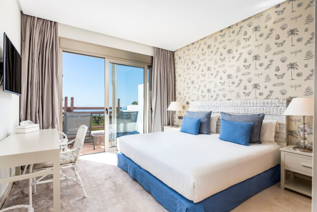 Chambre lumineuse avec lit double, vue sur terrasse et mer à Tenerife.