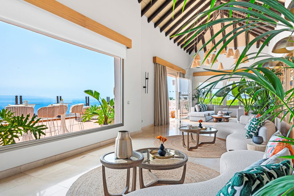 Salon spacieux avec vue sur la mer, terrasse et végétation à Tenerife.