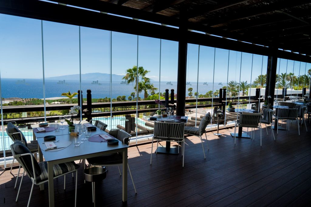 Restaurant avec vue sur la mer et La Gomera depuis Tenerife.