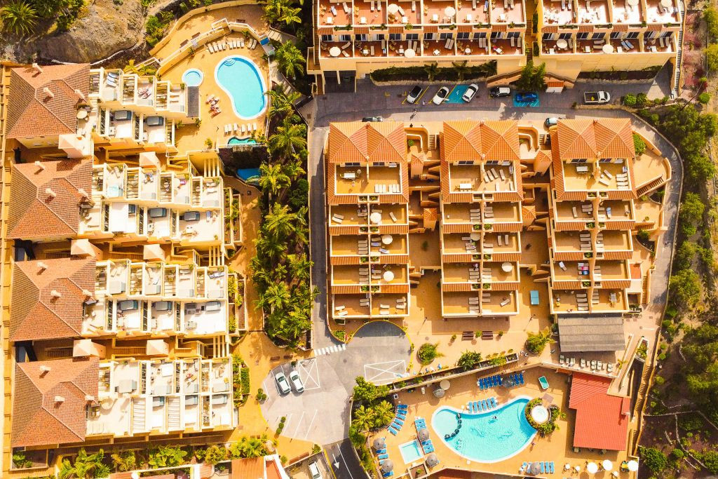 Bâtiments avec piscines à Tenerife vu de dessus.