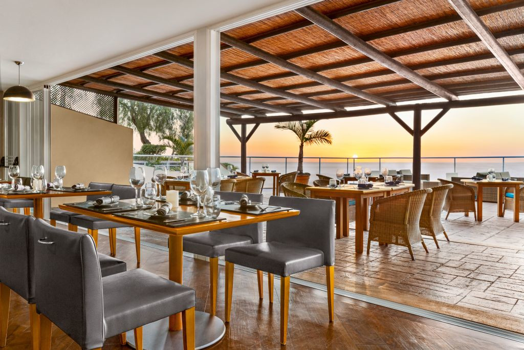 Salle à manger en terrasse à Tenerife avec vue sur le coucher de soleil.