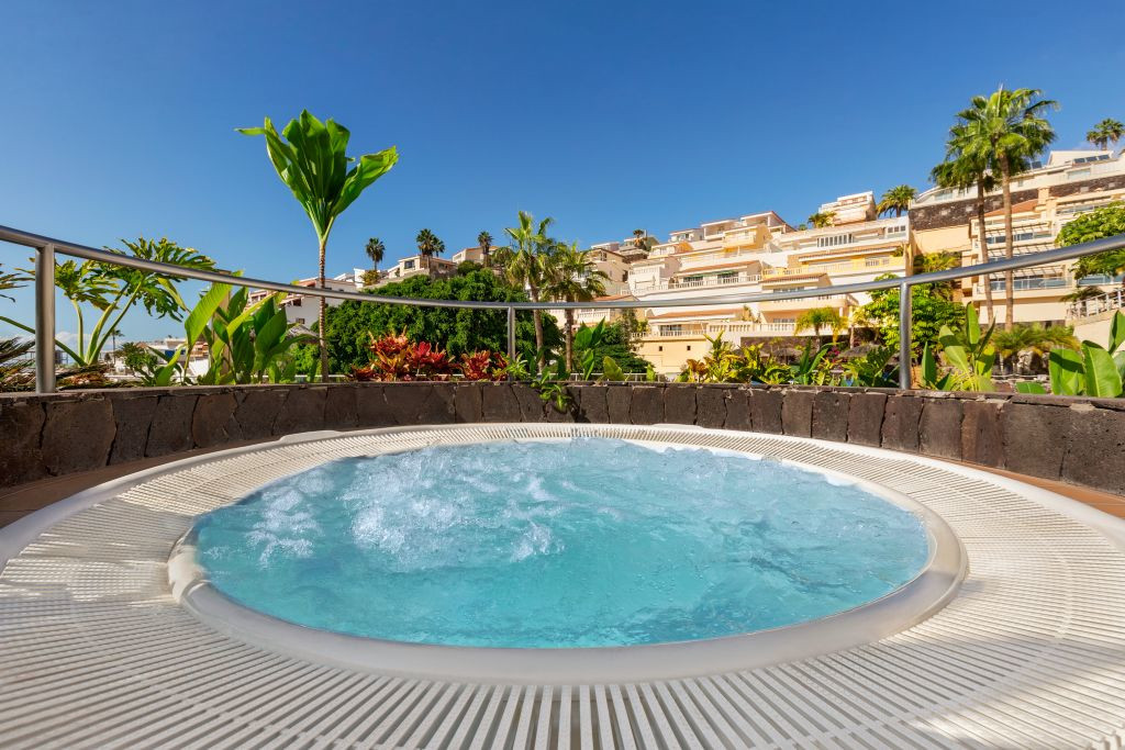 Jacuzzi avec vue sur bâtiments et végétation à Tenerife.