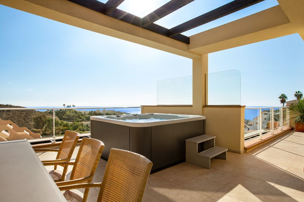 Terrasse avec jacuzzi et vue sur l'océan à Tenerife.