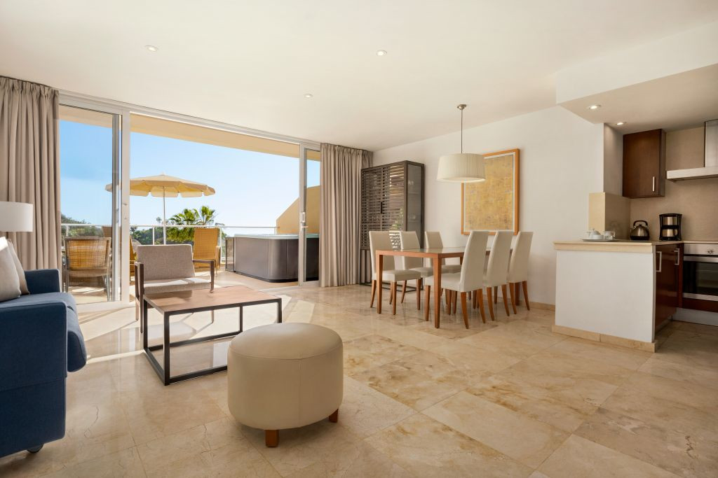 Appartement lumineux à Tenerife avec salon, cuisine et terrasse ensoleillée.