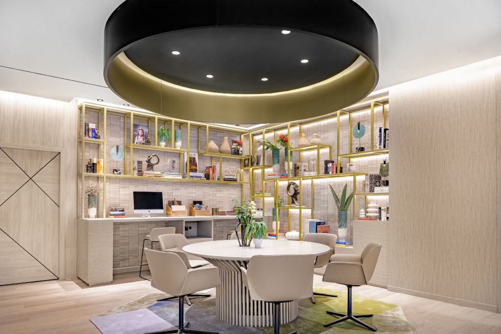Salle de réunion moderne avec bibliothèque et table ronde, Santa Cruz de Tenerife.