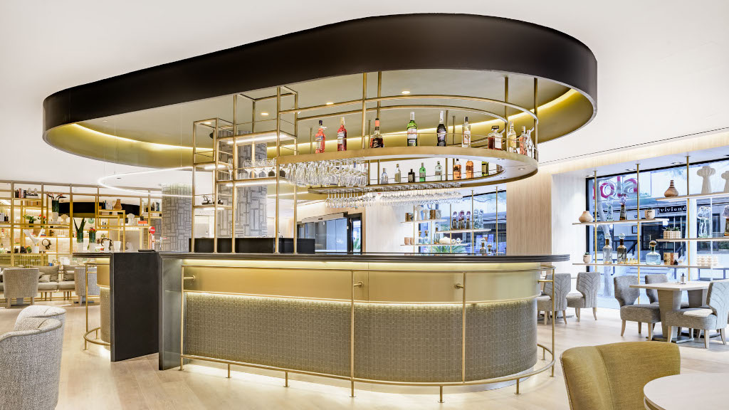 Bar moderne avec bouteilles et verres suspendus à Tenerife.